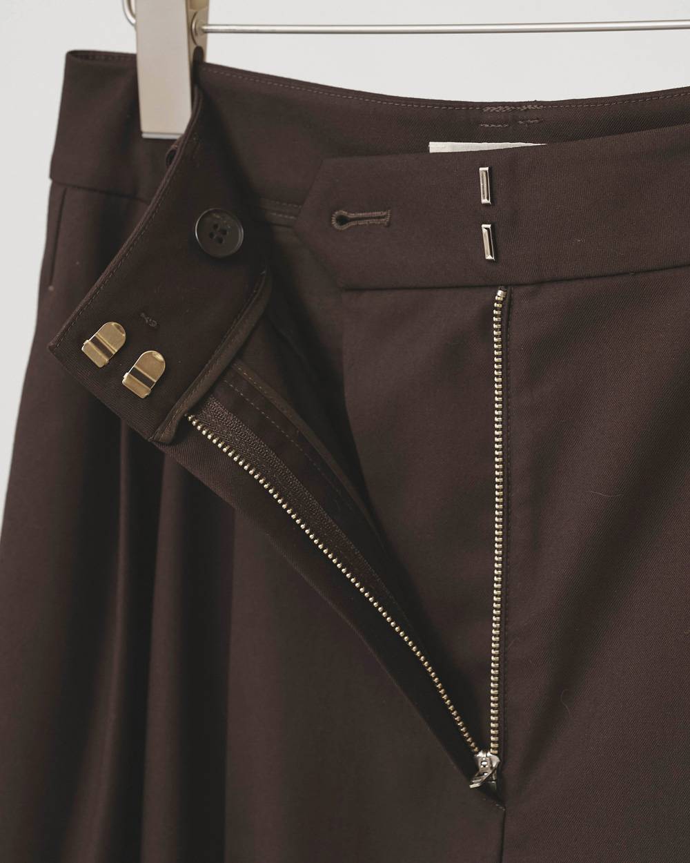 【6/26(金)発売】Lightweight Tuck Trousers
