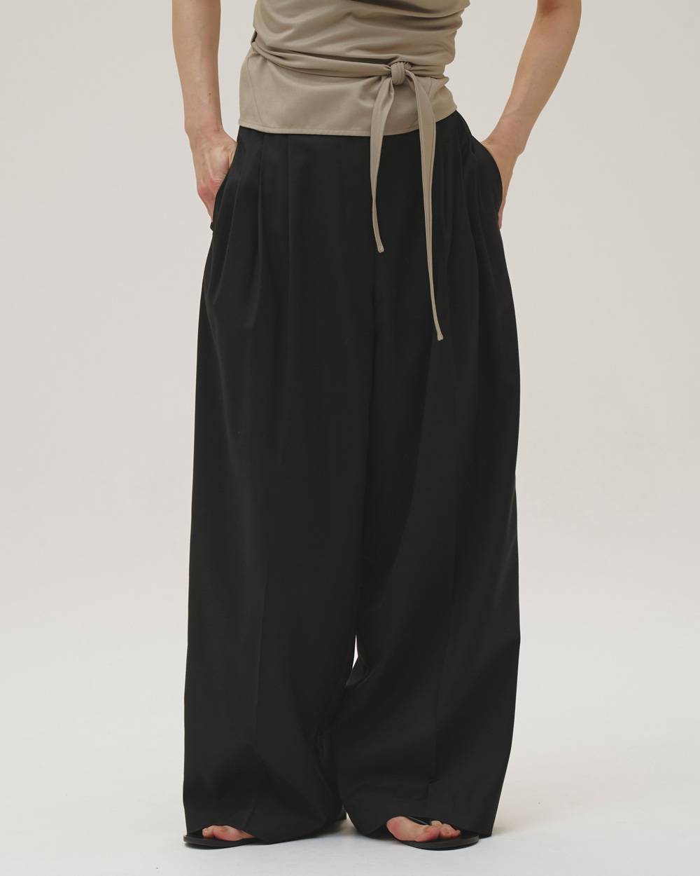 【6/26(金)発売】Lightweight Tuck Trousers
