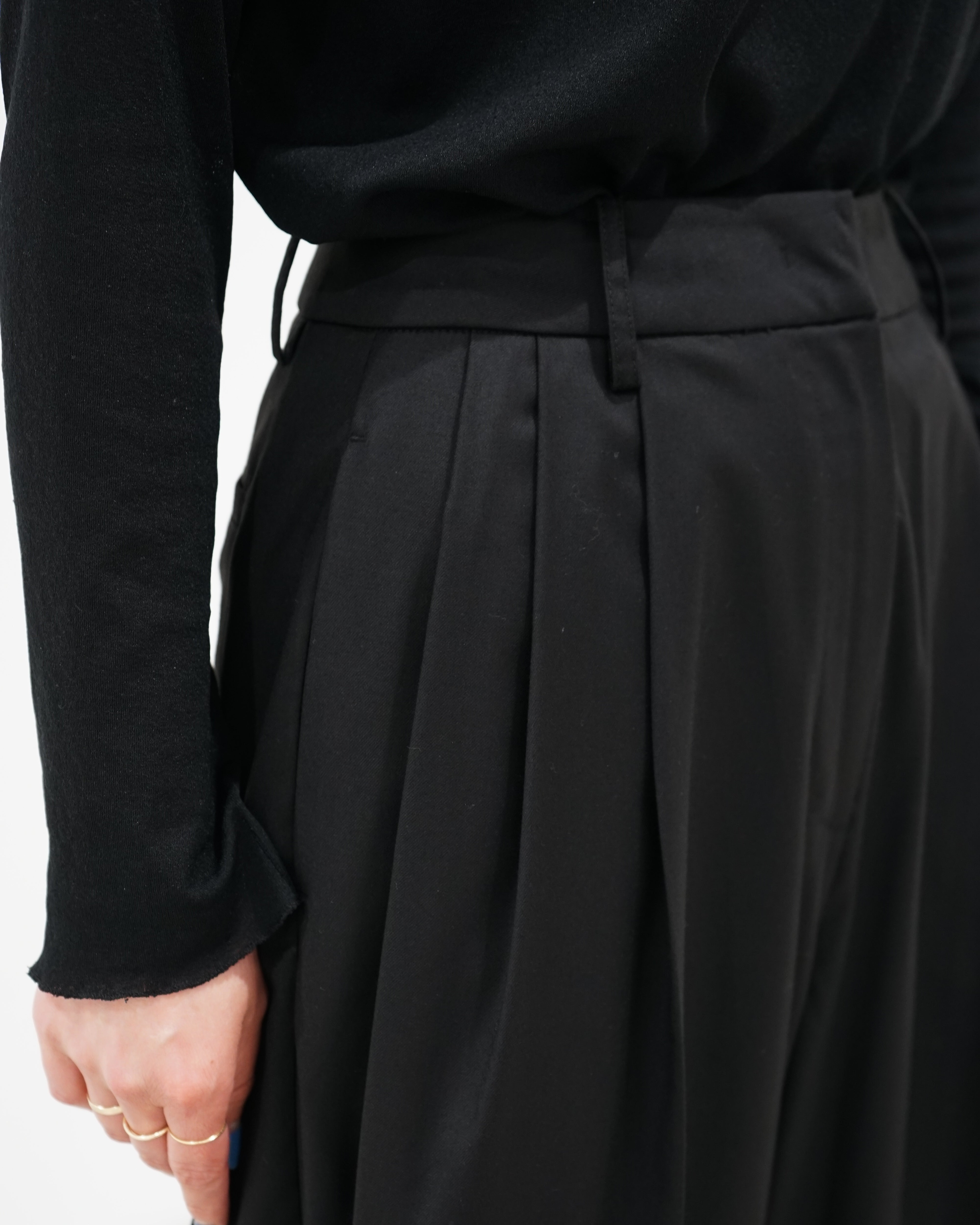 Lightweight Tuck Trousers