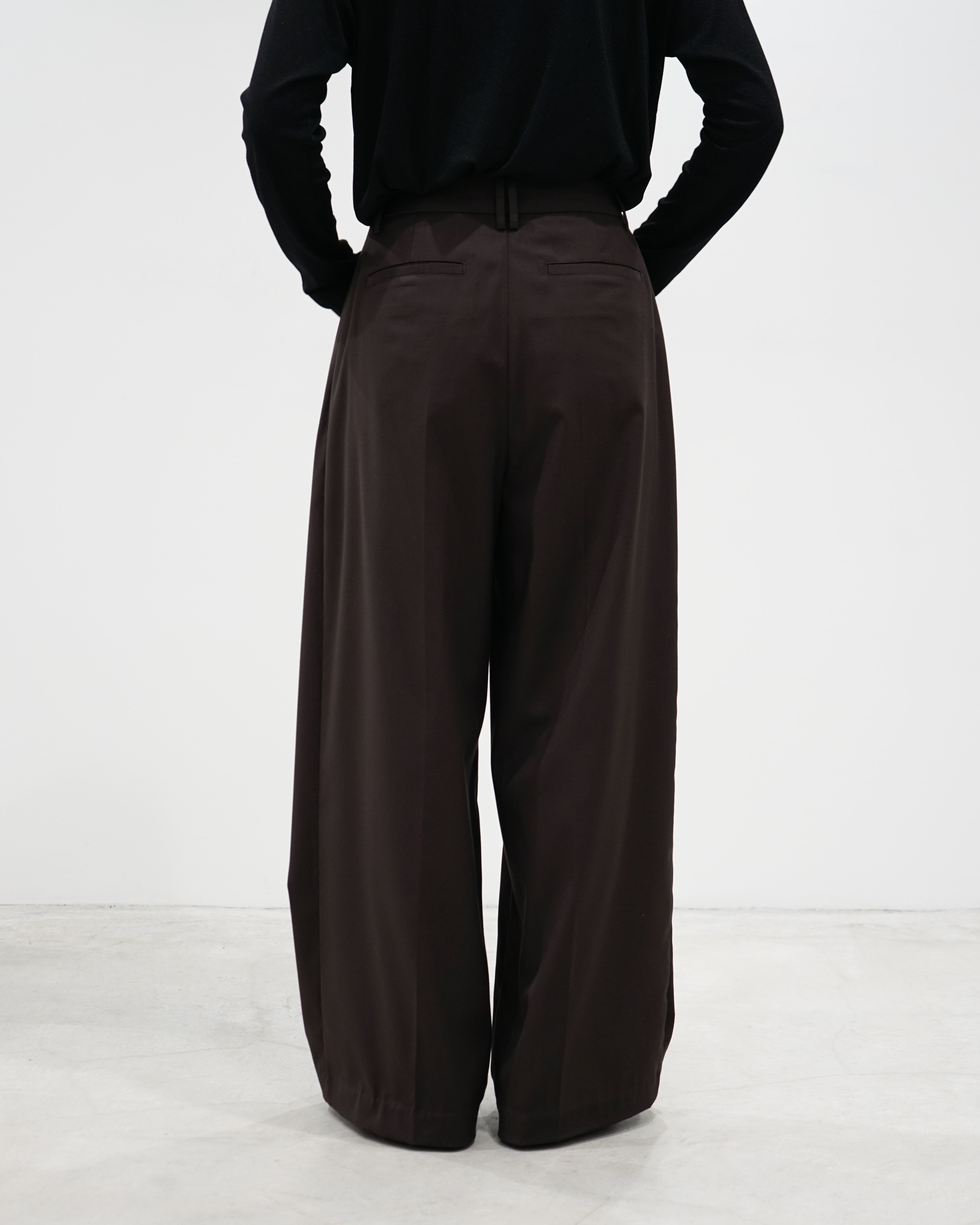 Lightweight Tuck Trousers