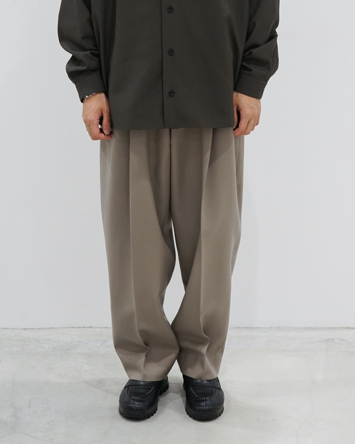 DEEP TUCK WIDE SLACKS