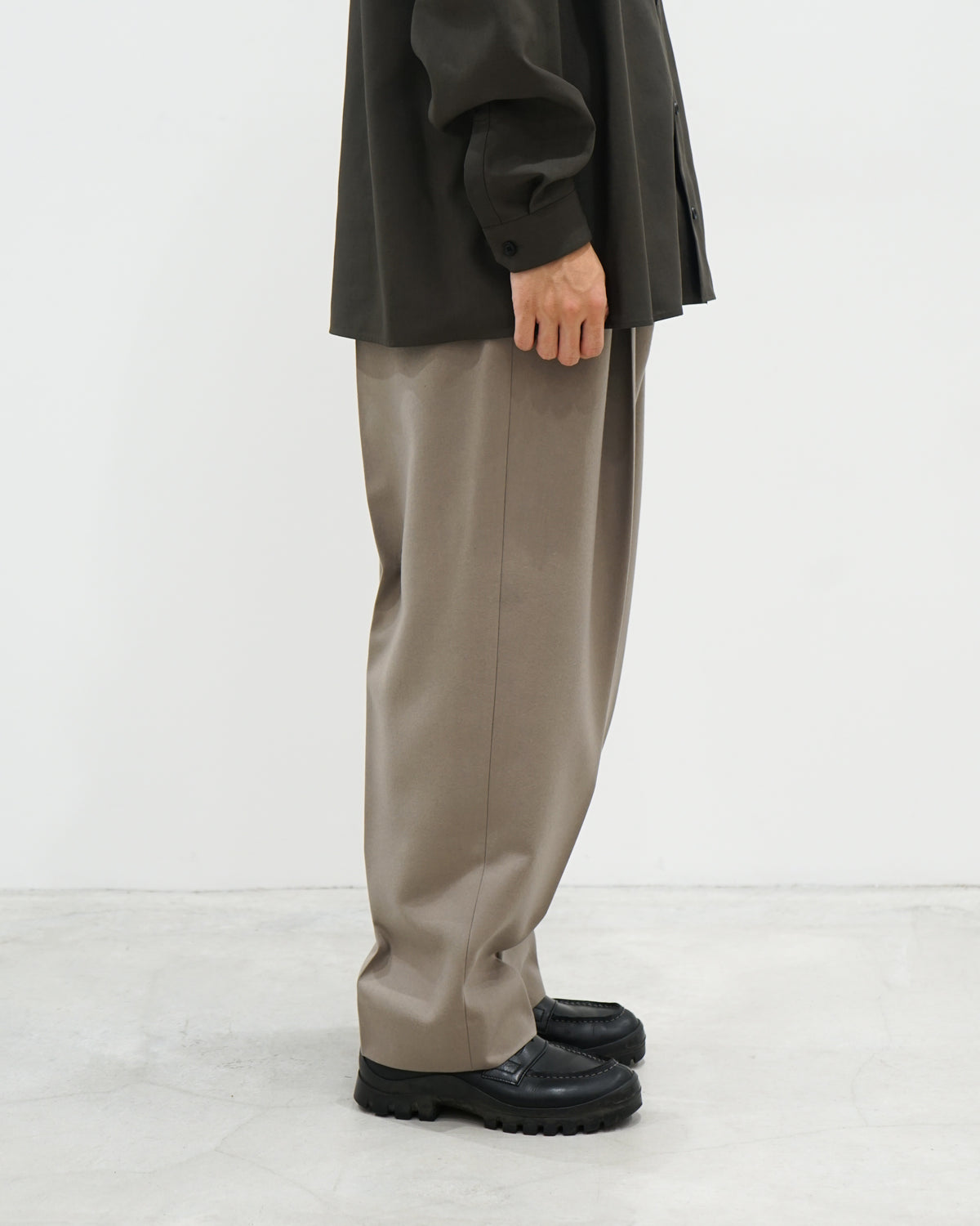 DEEP TUCK WIDE SLACKS