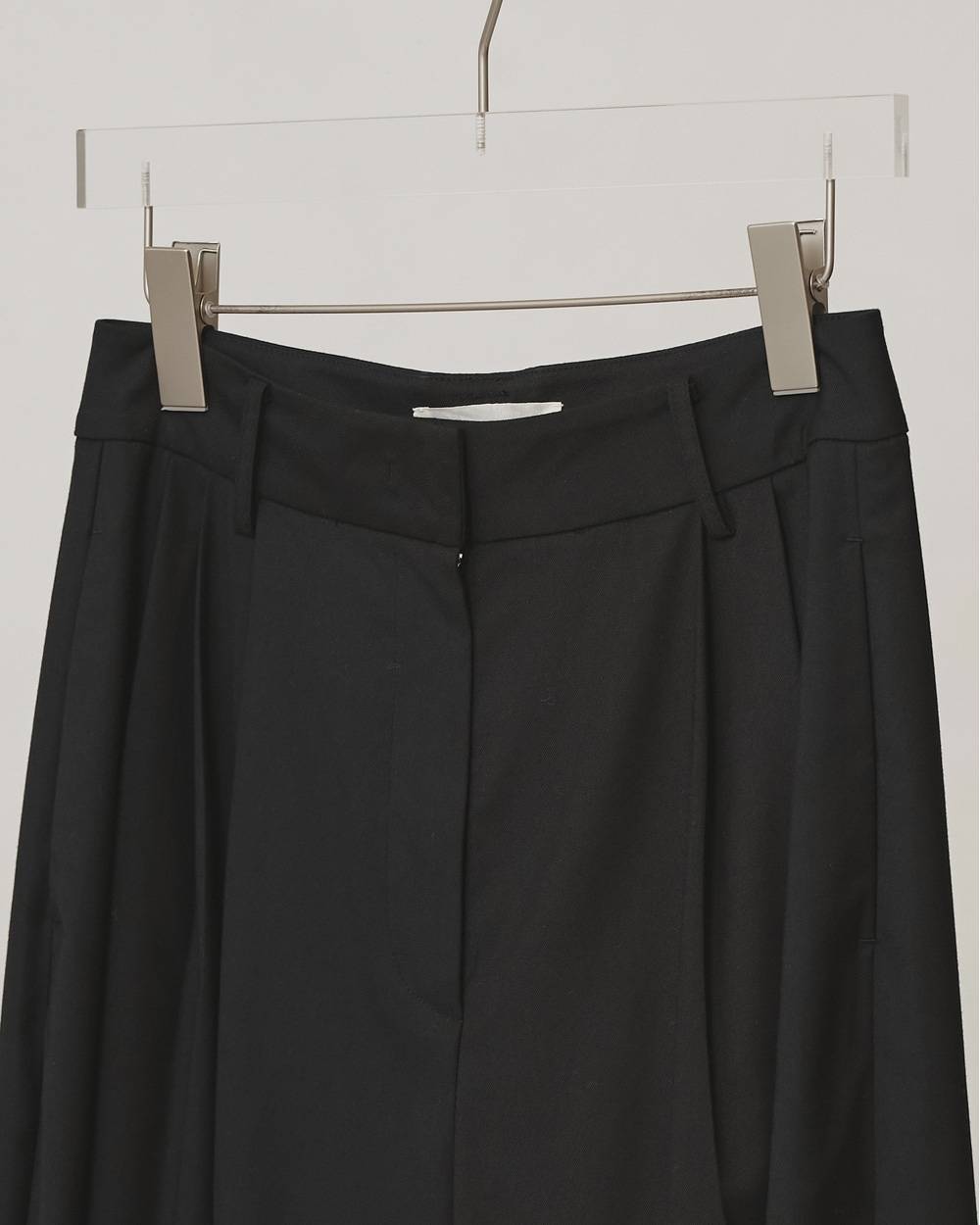 【6/26(金)発売】Lightweight Tuck Trousers