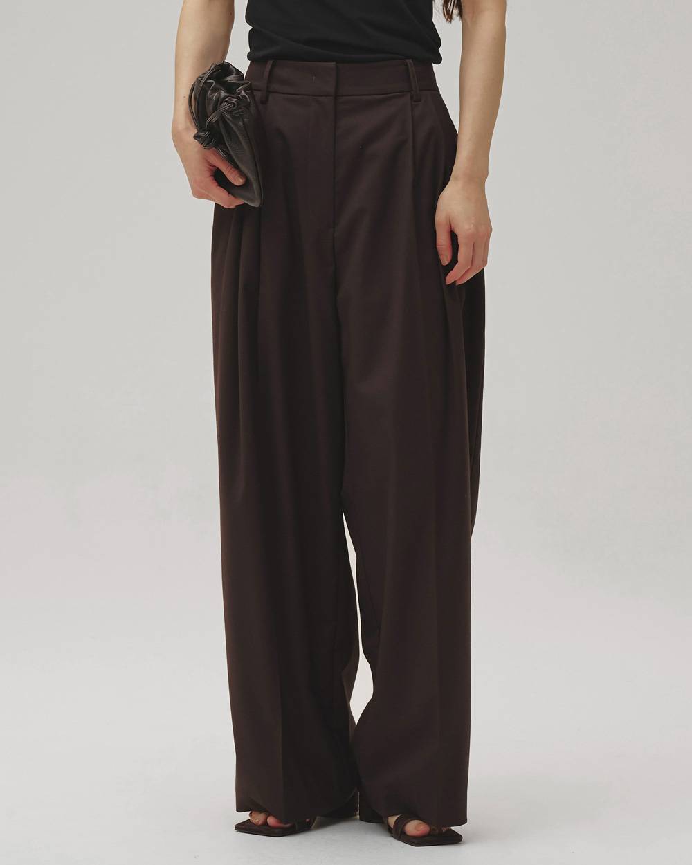 【6/26(金)発売】Lightweight Tuck Trousers