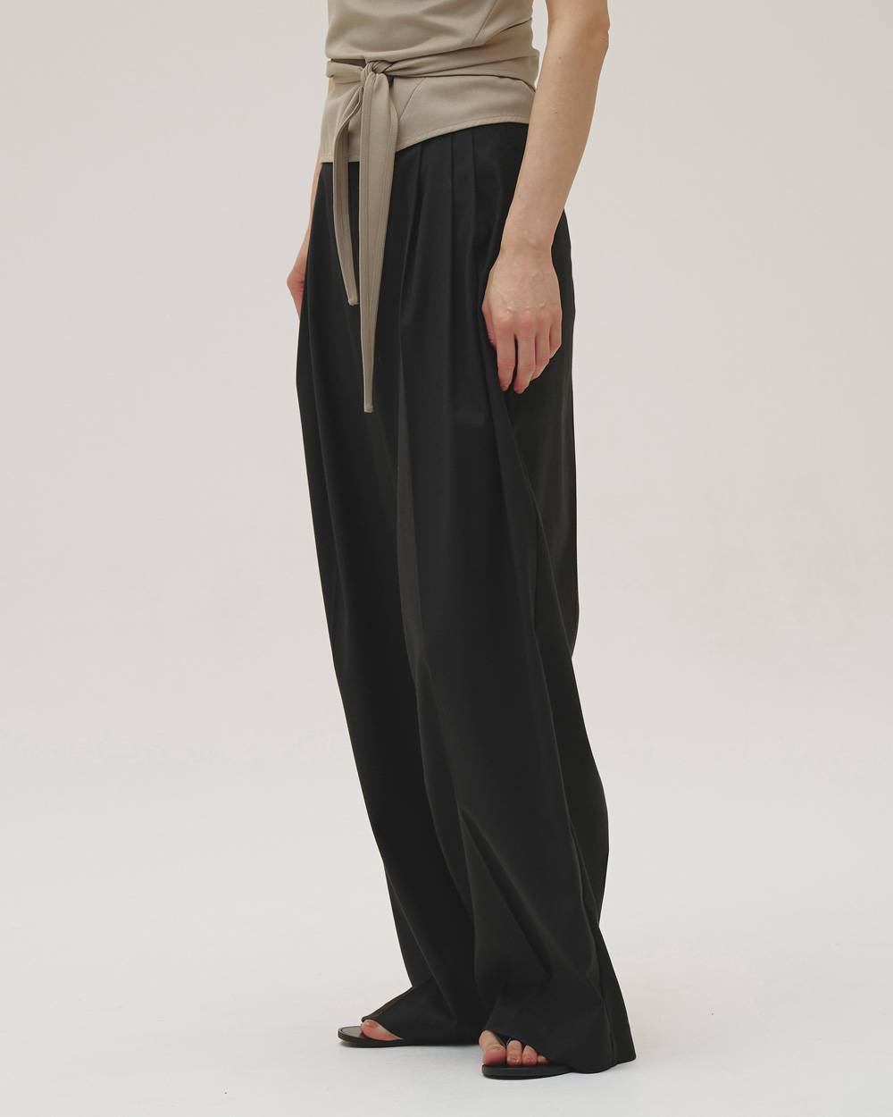 【6/26(金)発売】Lightweight Tuck Trousers