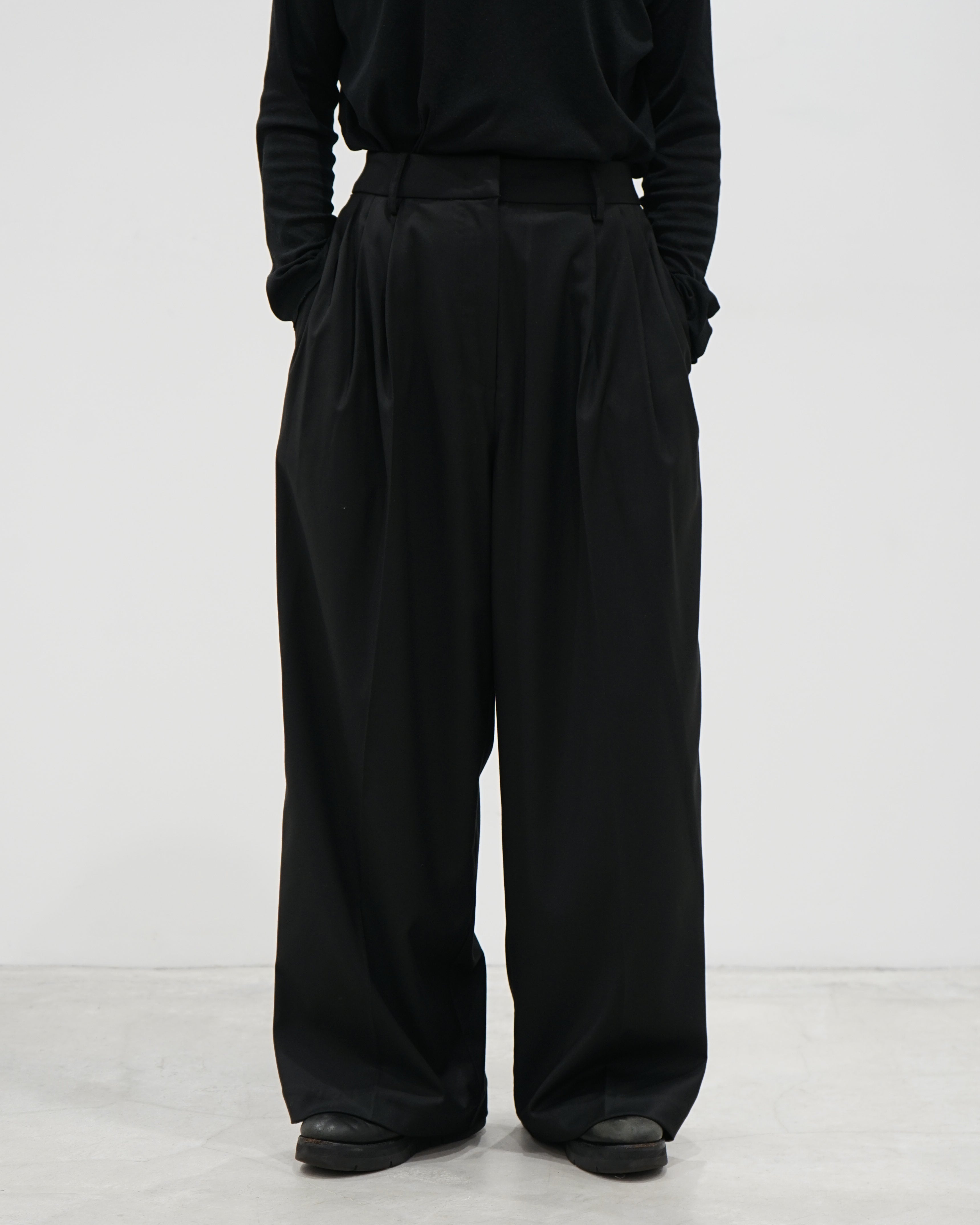 Lightweight Tuck Trousers