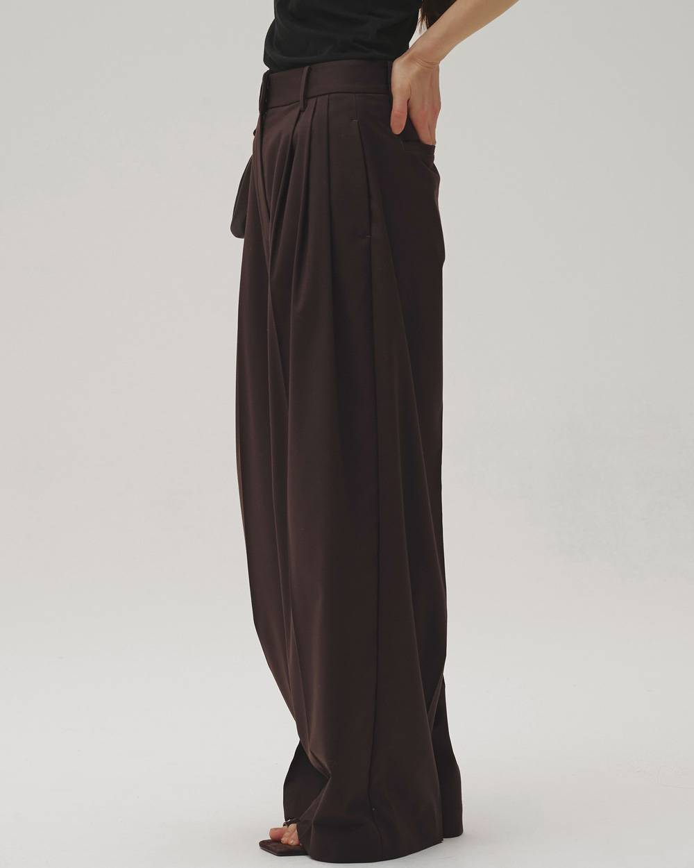 【6/26(金)発売】Lightweight Tuck Trousers
