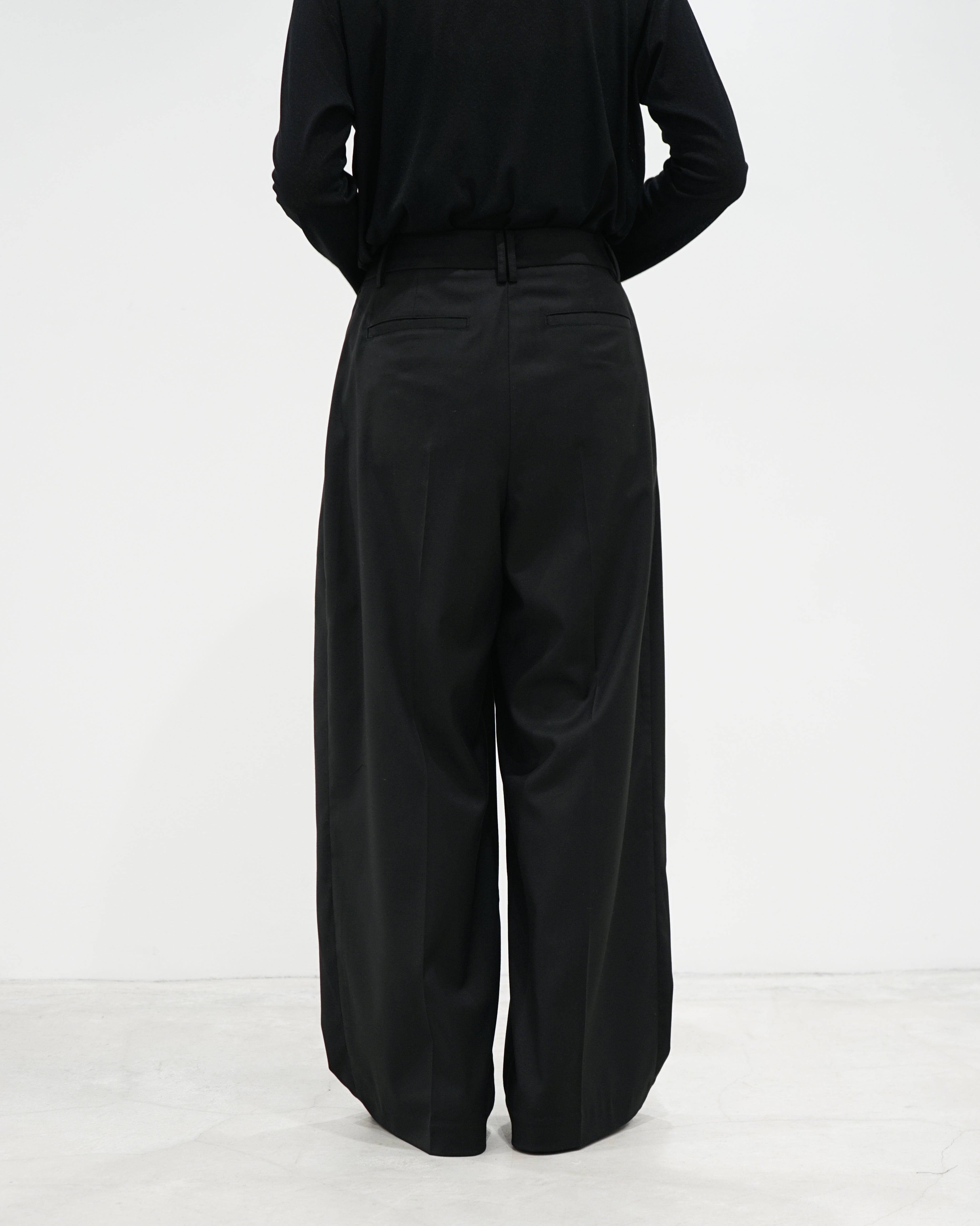 Lightweight Tuck Trousers