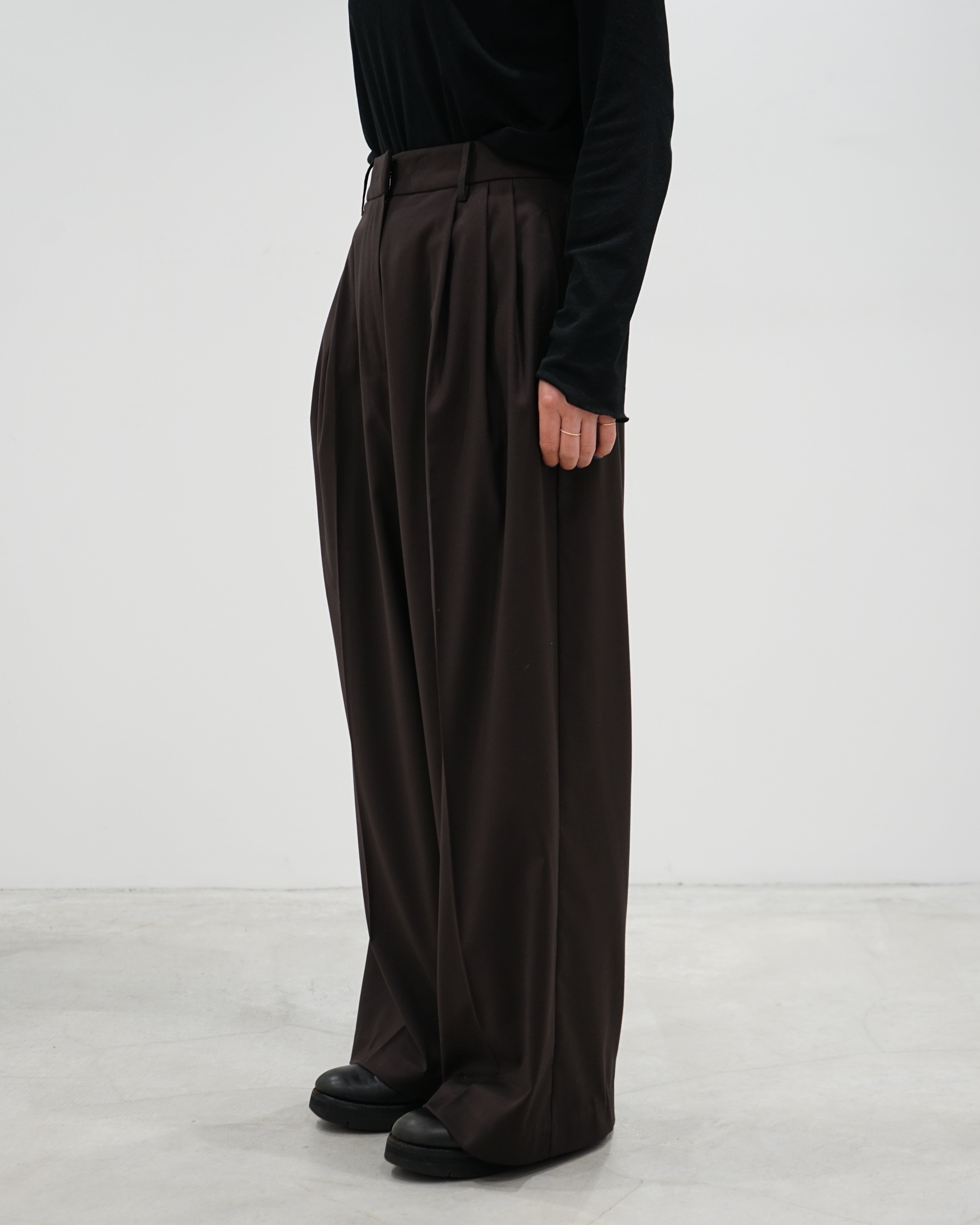 Lightweight Tuck Trousers