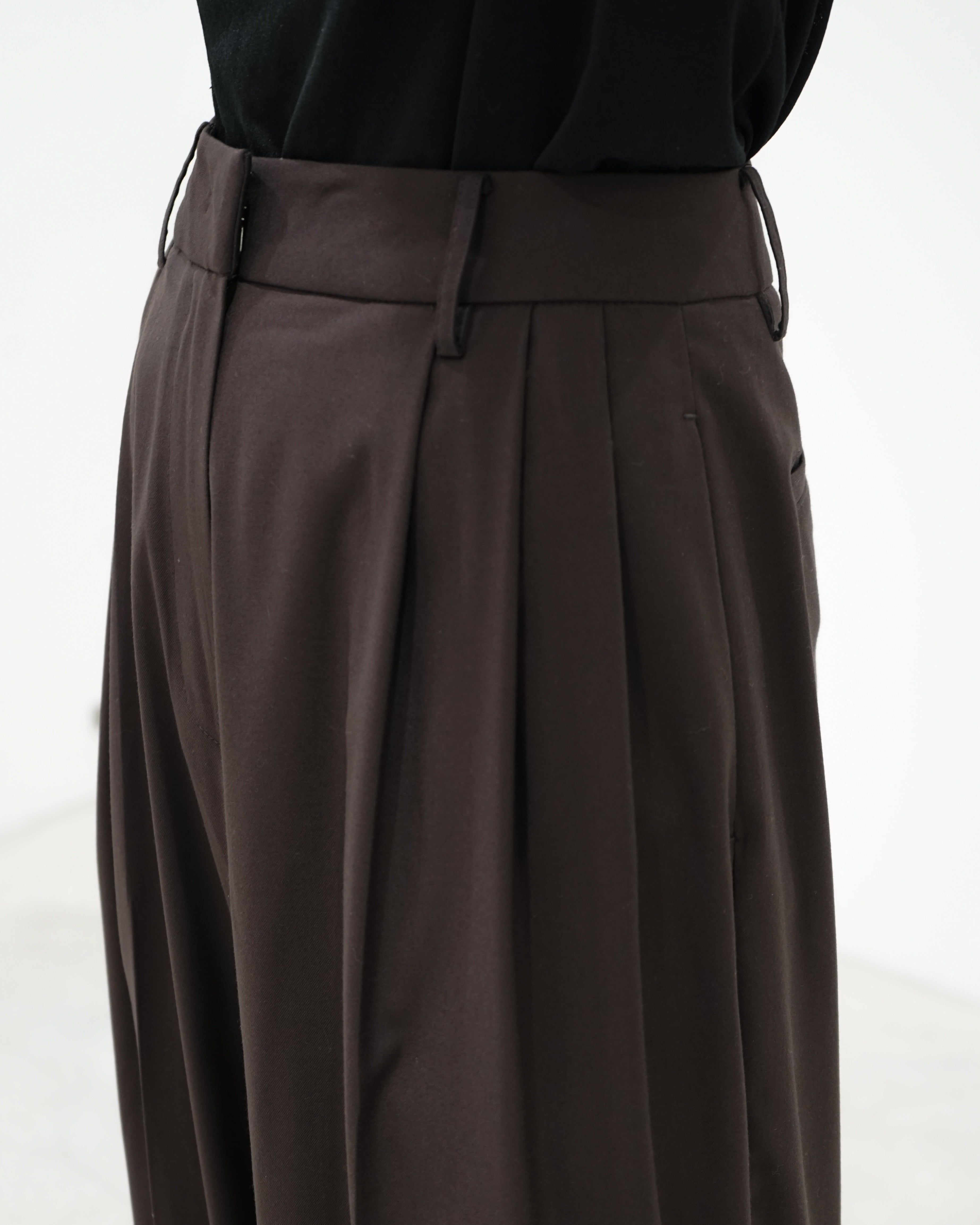 Lightweight Tuck Trousers