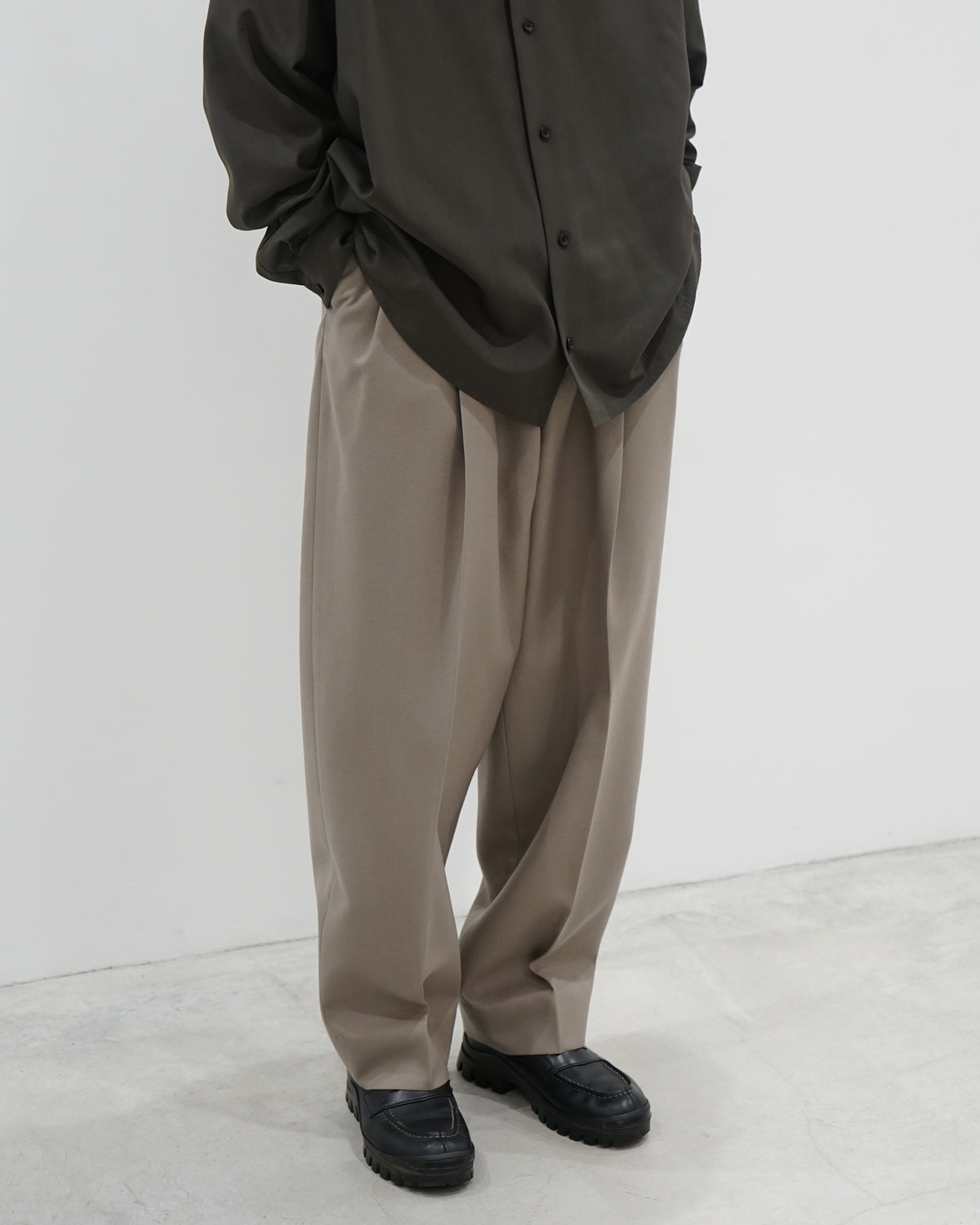 DEEP TUCK WIDE SLACKS