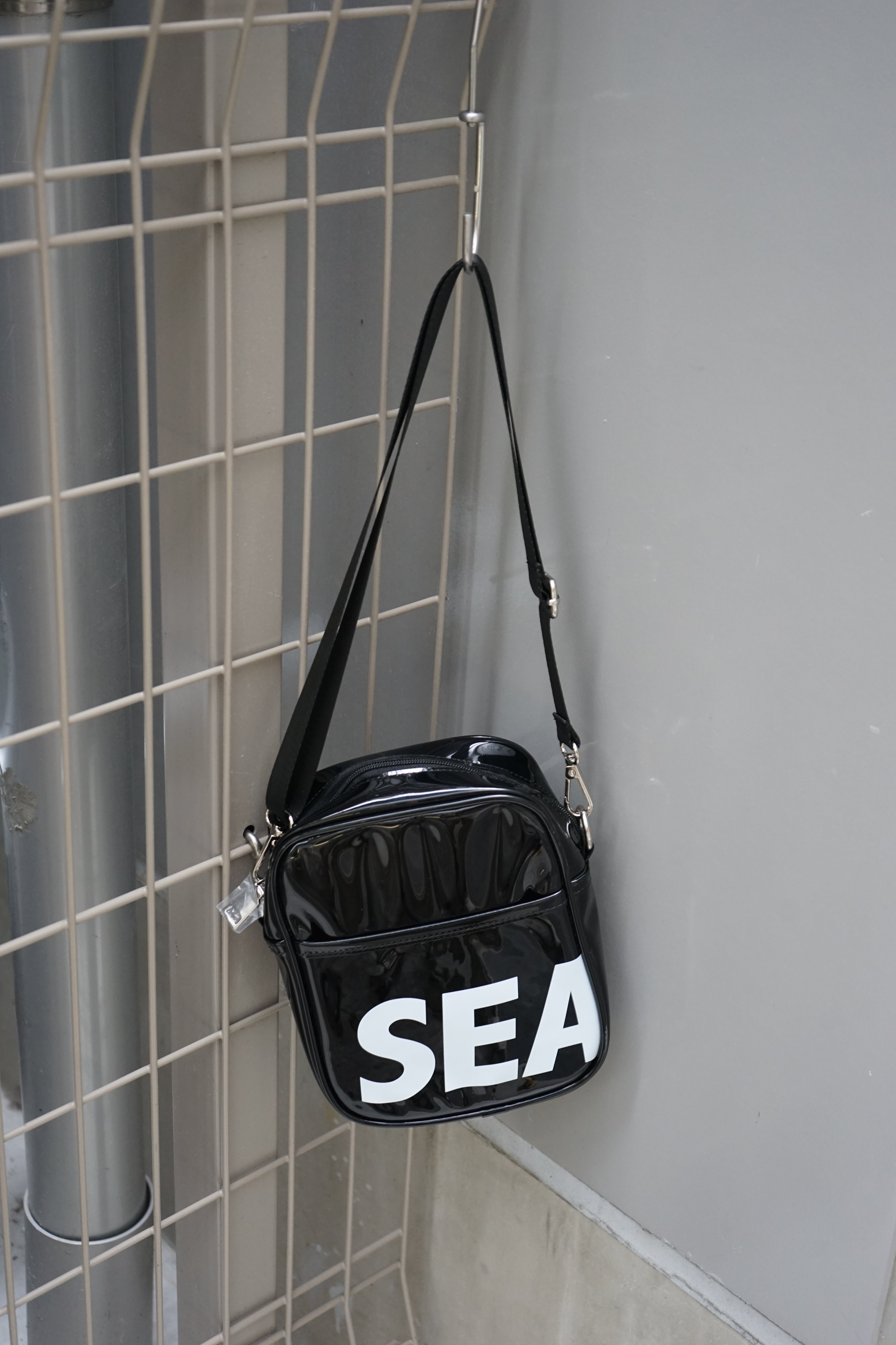 CLEAR LOGO SHOULDER BAG