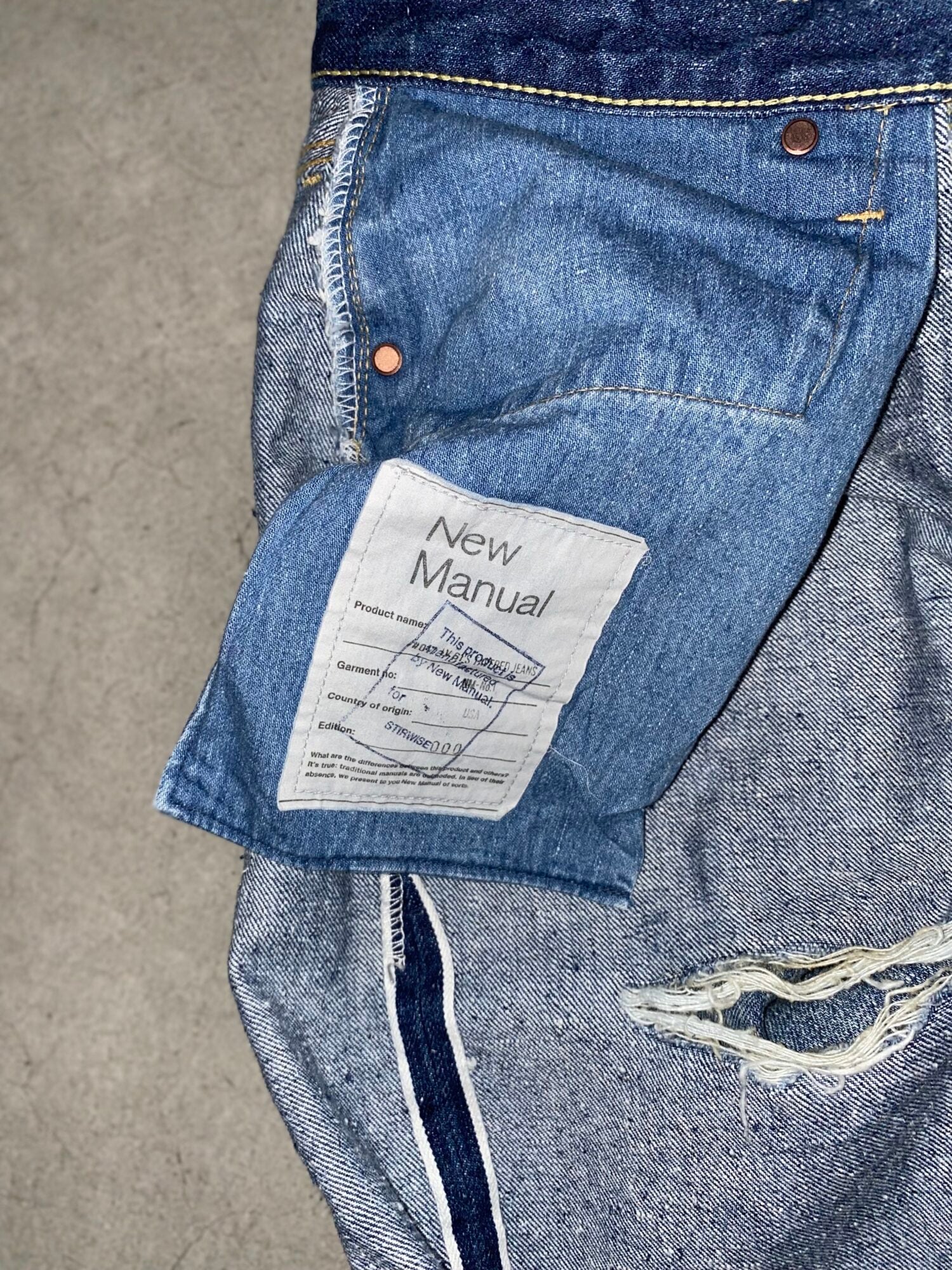 017 LV 61's TAPERED JEANS DAMAGED