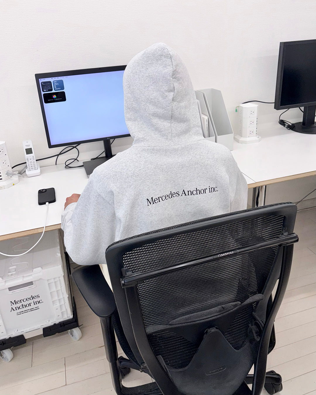 【10/2(金)発売】LOGO ZIP HOODIE