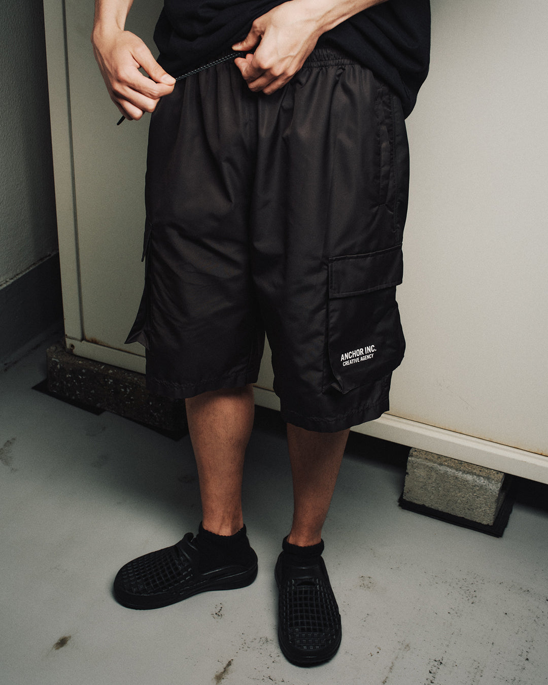 WATER REPELLENT RELAXED CARGO SHORTS